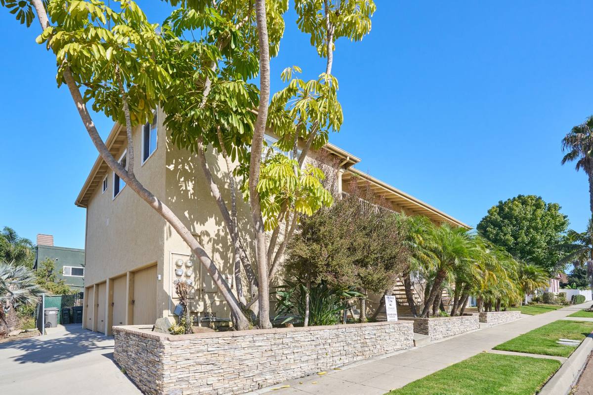 Apartment for rent at 301 Carnelian St, Redondo Beach, CA 90277