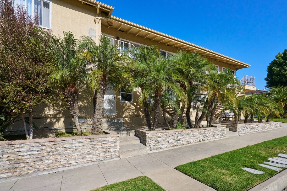 Apartment for rent at 301 Carnelian St, Redondo Beach, CA 90277