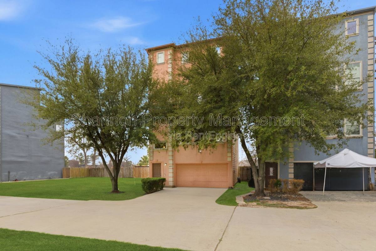 Apartment for rent at 408 Eichwurzel Lane #D, Houston, TX 77009