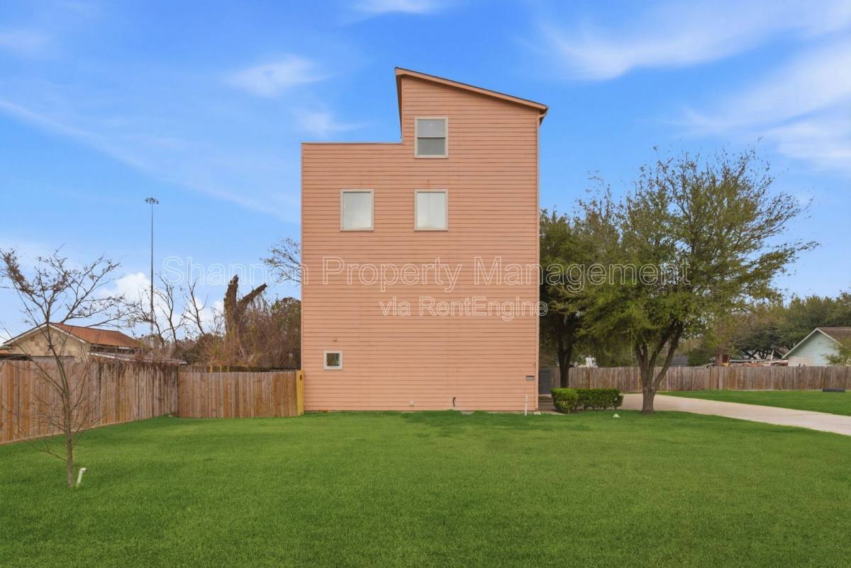 Apartment for rent at 408 Eichwurzel Lane #D, Houston, TX 77009