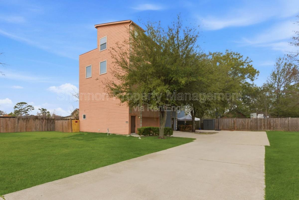Apartment for rent at 408 Eichwurzel Lane #D, Houston, TX 77009