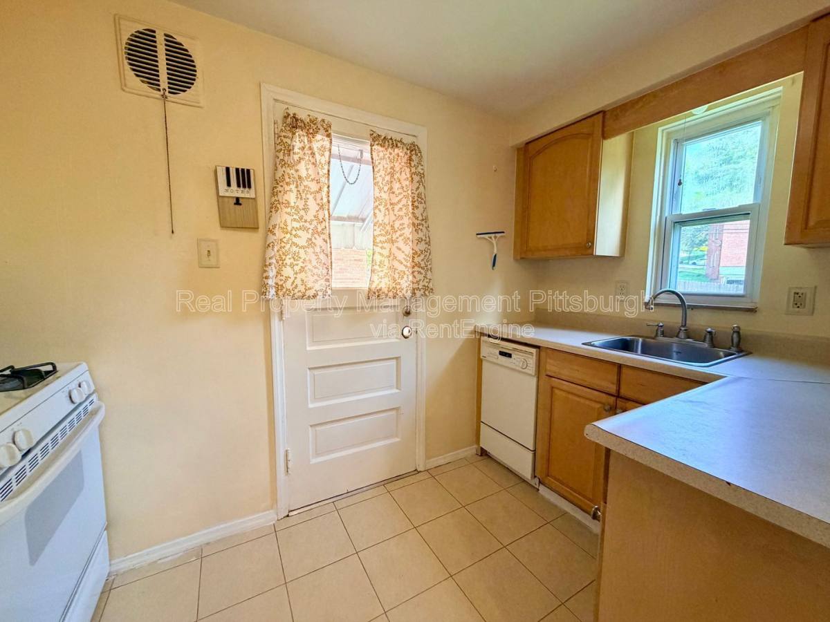 House for rent at 1076 Thornwood Dr, Pittsburgh, PA 15234