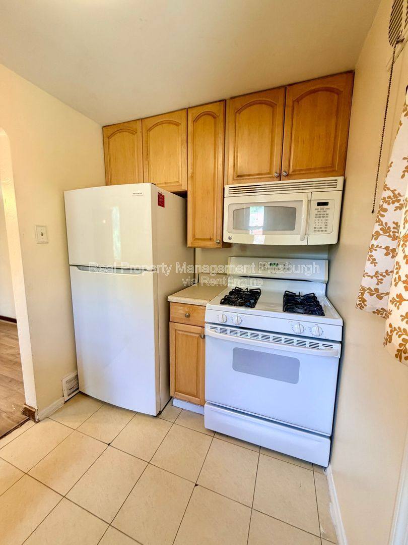 House for rent at 1076 Thornwood Dr, Pittsburgh, PA 15234