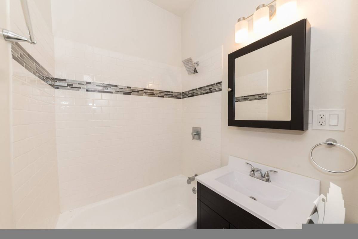 Apartment for rent at 837 W Cornelia Ave, Chicago, IL 60657