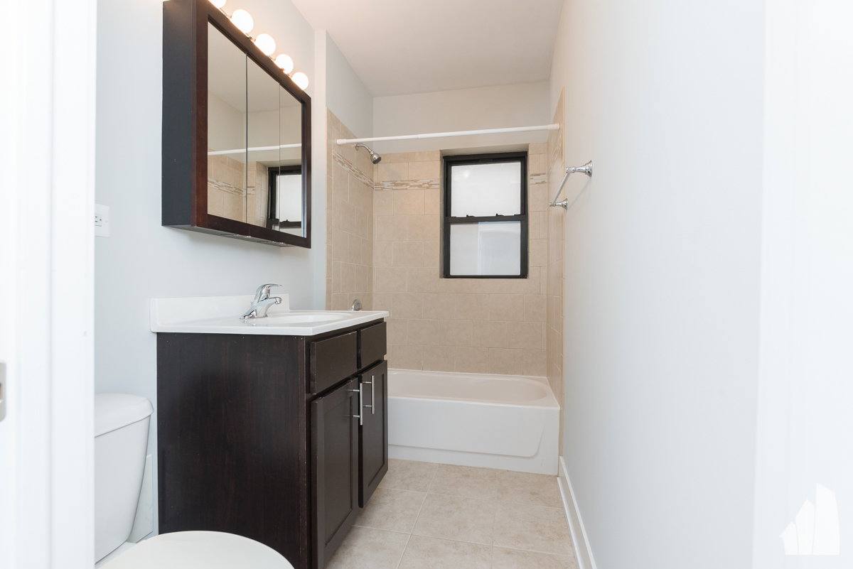 Apartment for rent at 516 W Cornelia Ave, Chicago, IL 60657