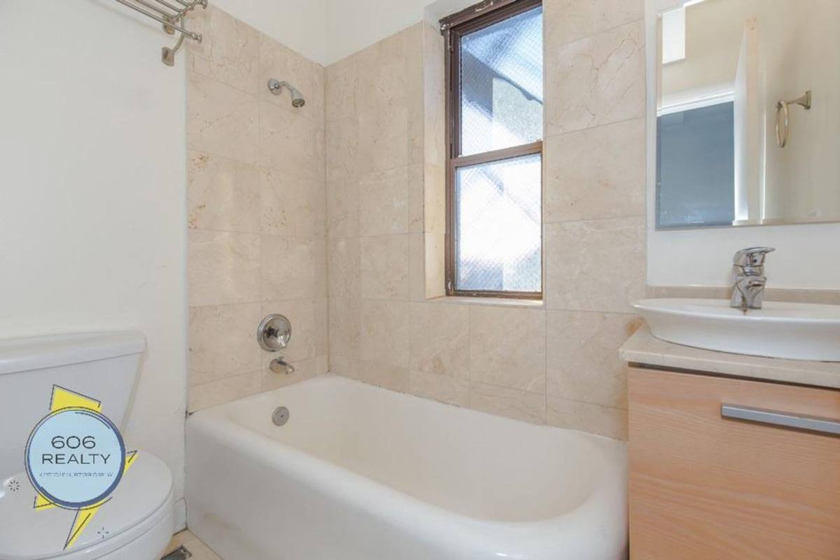 Condo for rent at 732 W Bittersweet Place #306, Chicago, IL 60613