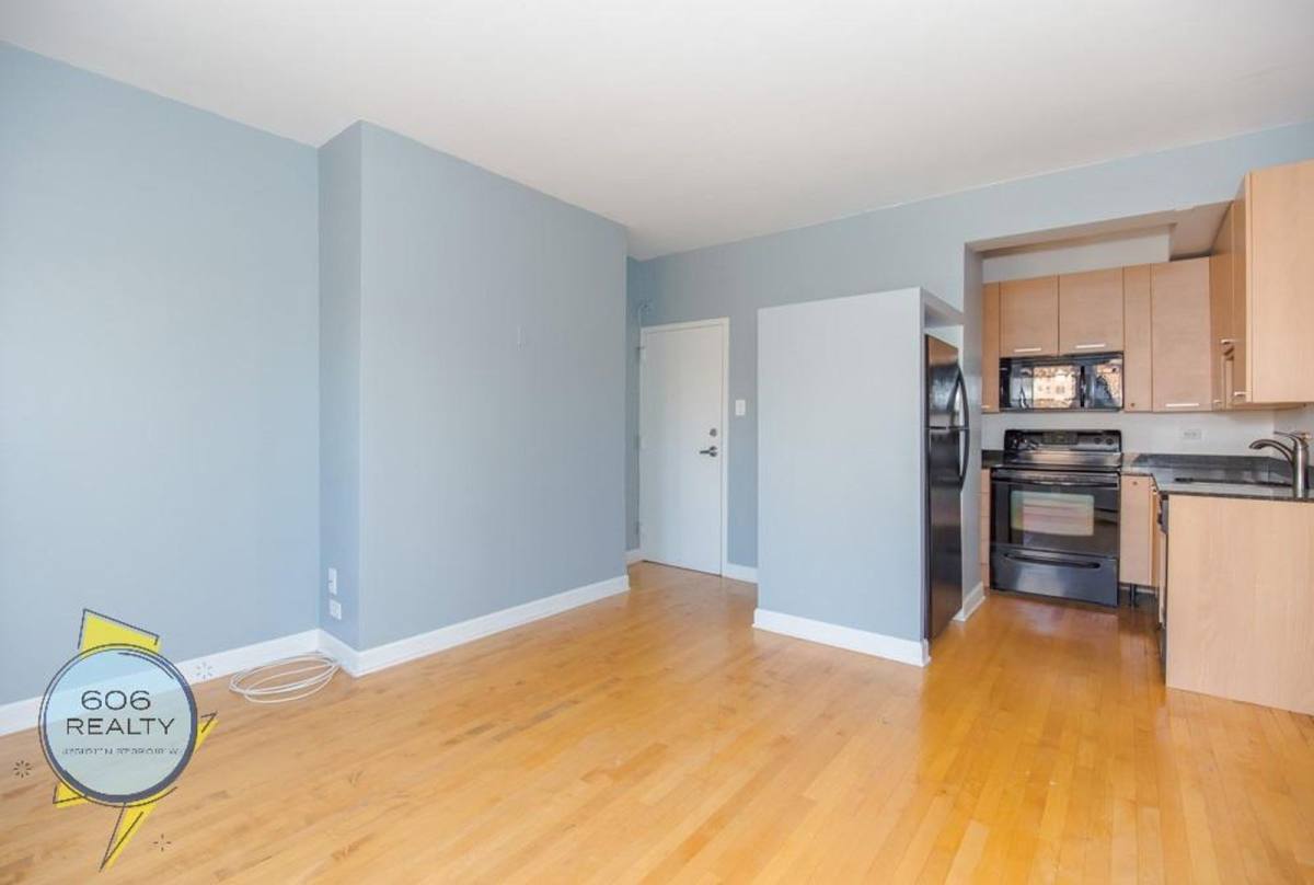 Condo for rent at 732 W Bittersweet Place #306, Chicago, IL 60613