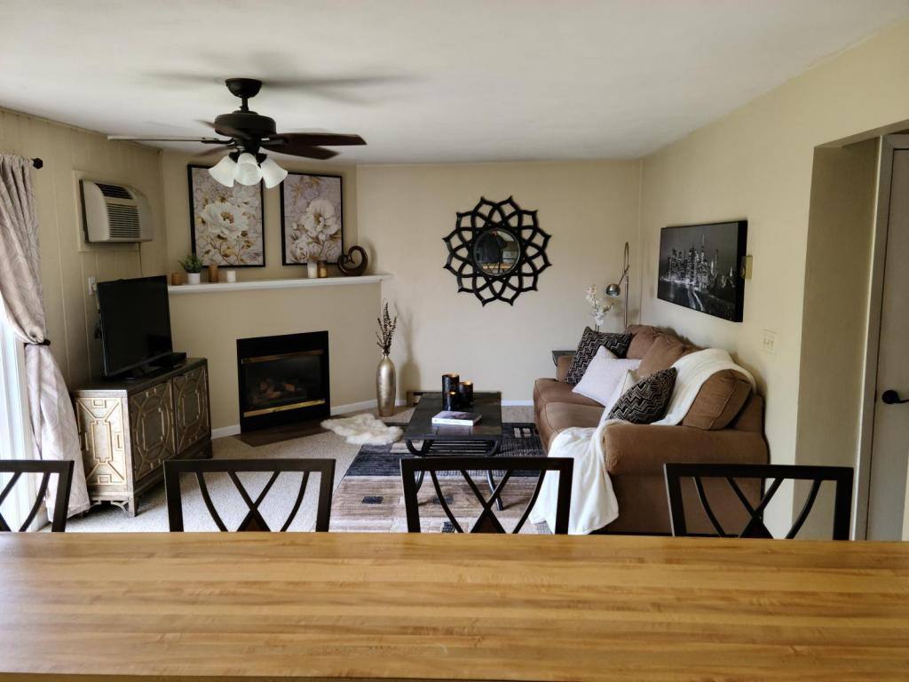 Apartment for rent at 619 Welshire Dr #201, La Crescent, MN 55947
