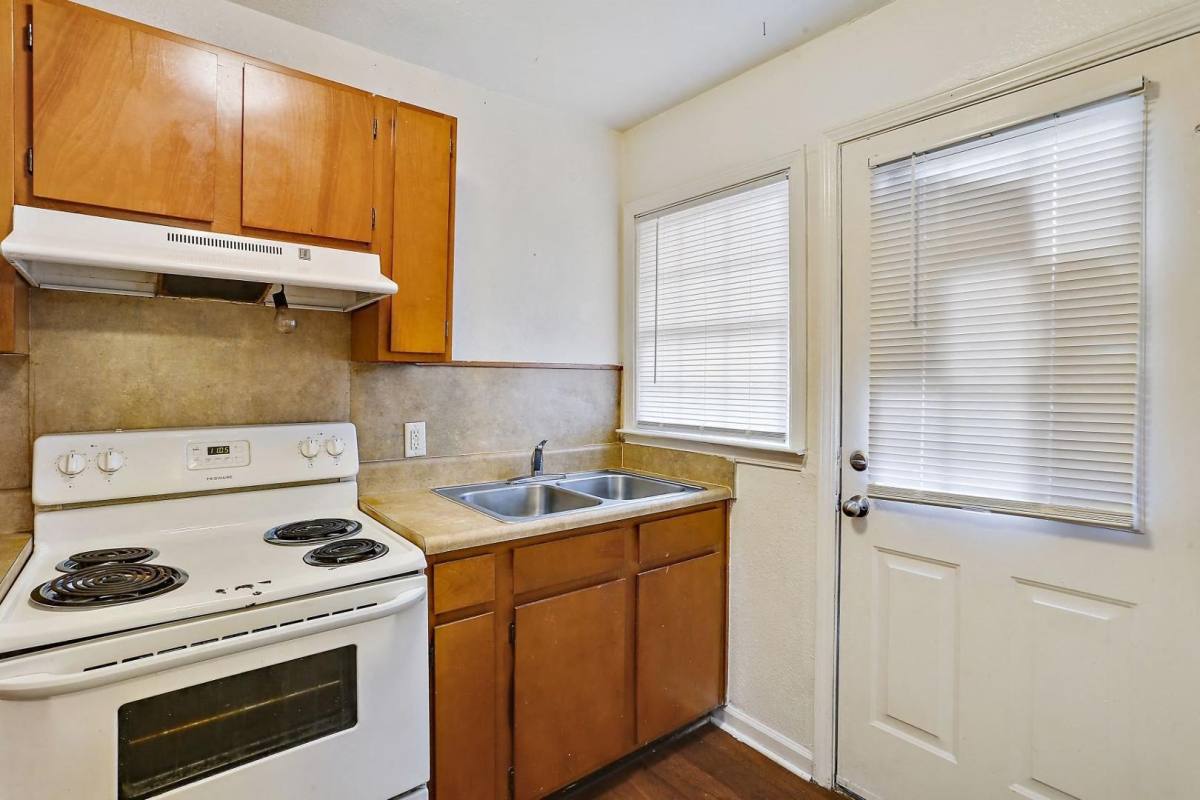 Apartment for rent at 1240 Lawnview Place, Jackson, MS 39203