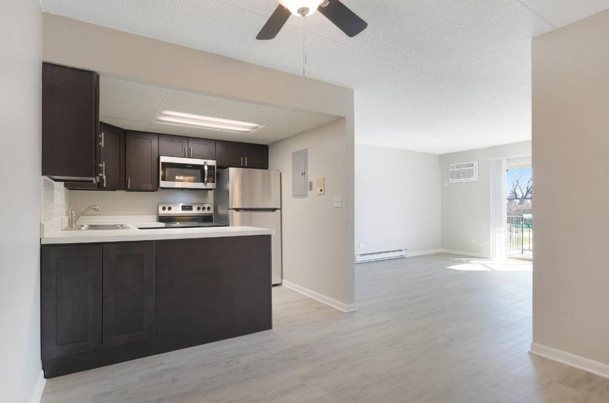 Apartment for rent at Spring Hill Condos, 280 Springhill Dr, Roselle, IL 60172