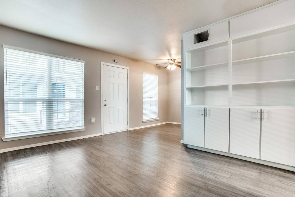 Apartment for rent at 1111 S Oak, Arlington, TX 76010
