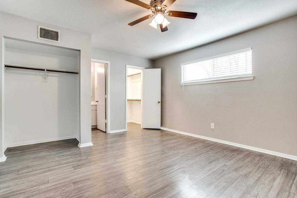 Apartment for rent at 1111 S Oak, Arlington, TX 76010