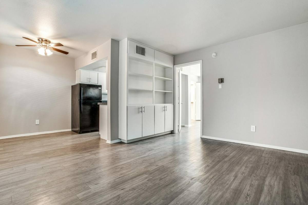 Apartment for rent at 1111 S Oak, Arlington, TX 76010
