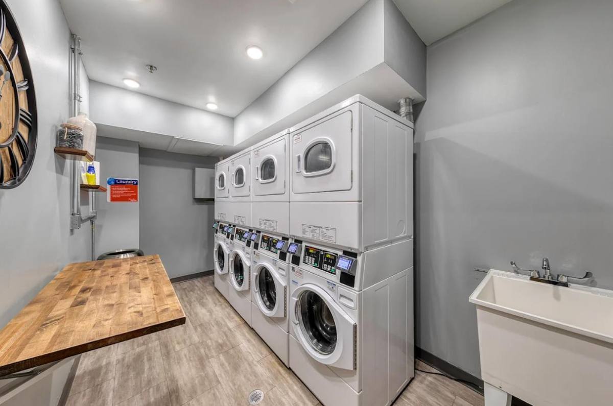 Apartment for rent at 675 Lake St, Oak Park, IL 60301