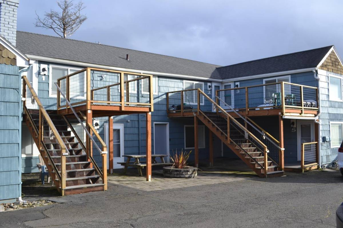 House for rent at 3210 SW Anchor Ave, Lincoln City, OR 97367