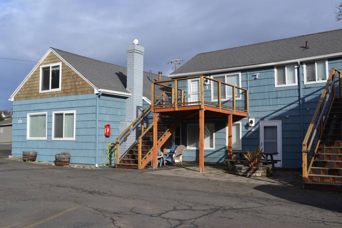 House for rent at 3210 SW Anchor Ave, Lincoln City, OR 97367