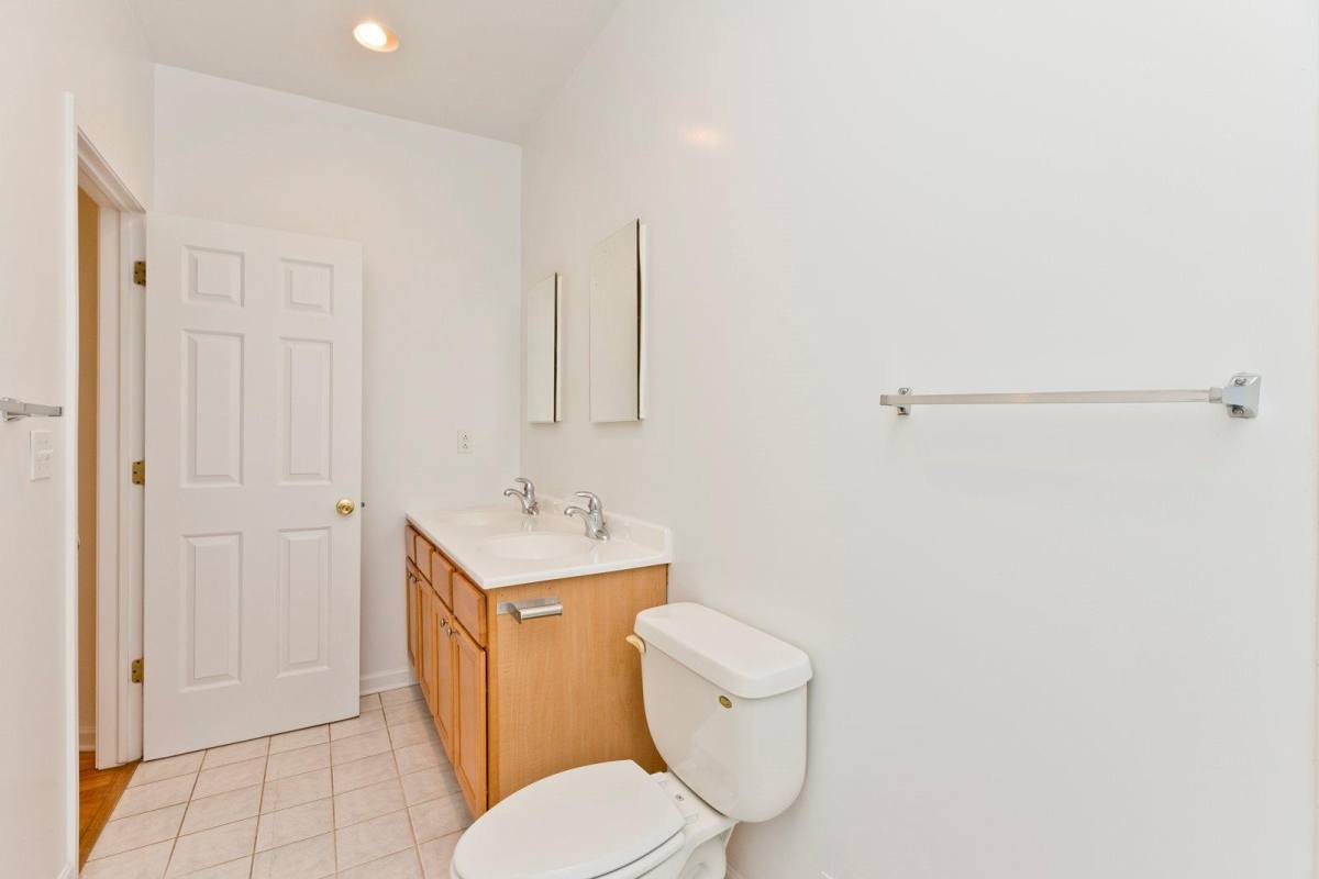 Apartment for rent at 1828 W Lawrence Ave #1B, Chicago, IL 60640