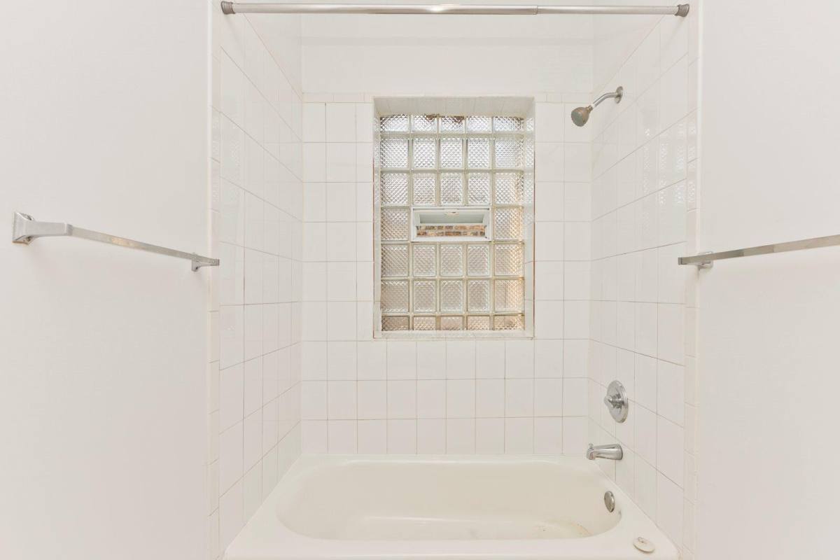Apartment for rent at 1828 W Lawrence Ave #1B, Chicago, IL 60640