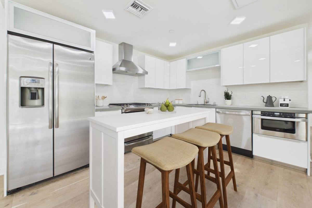 Apartment for rent at 850 Crenshaw Blvd #310, Los Angeles, CA 90005