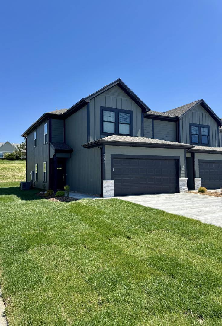 8353 Valley Spring Dr, De Soto, KS 66018