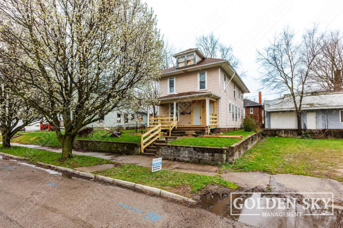 Apartment for rent at 219 E Willard St #1-1, Muncie, IN 47302