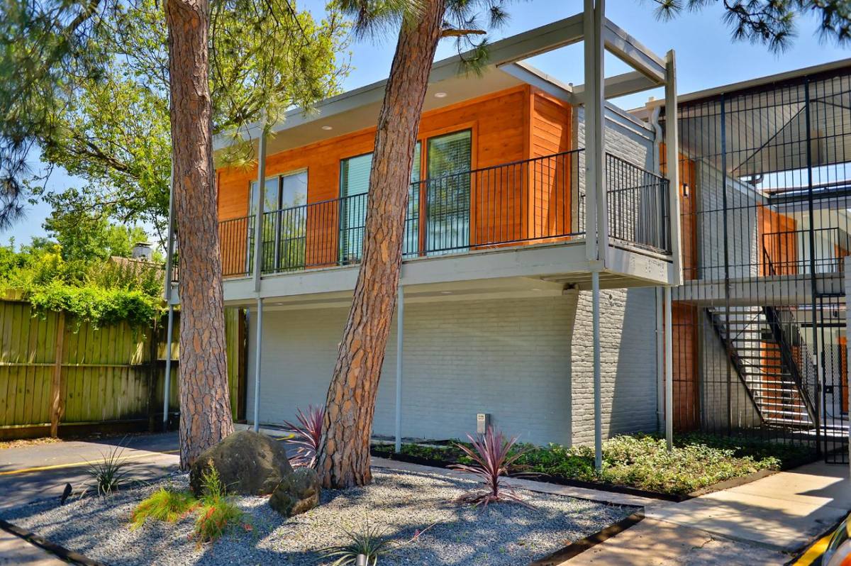 Apartment for rent at 2043 Sul Ross St, Houston, TX 77098