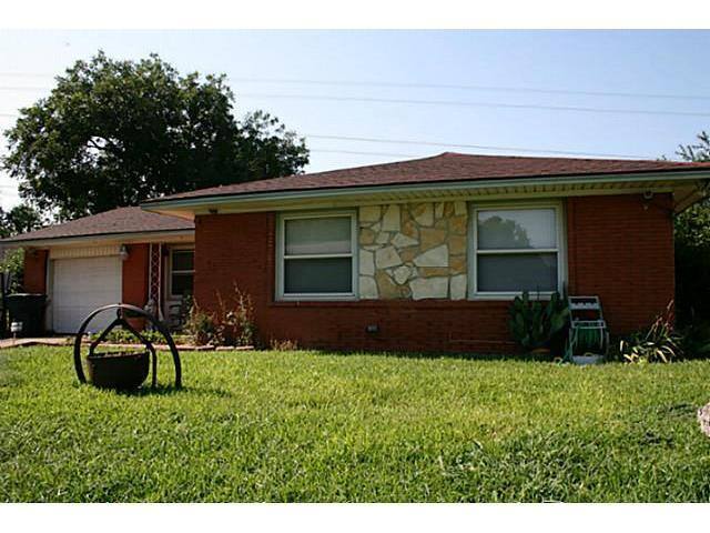 House for rent at Inglewood Park, 438 W Phillips Court, Grand Prairie, TX 75051