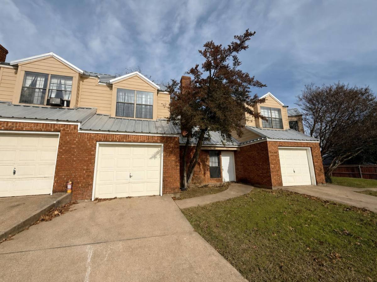 Townhouse for rent at Peppertree Townhomes, 1900 W Taylor St #2, Sherman, TX 75092