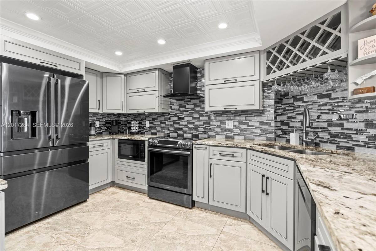 Apartment for rent at 2425 Presidential Way #PH1, West Palm Beach, FL 33401
