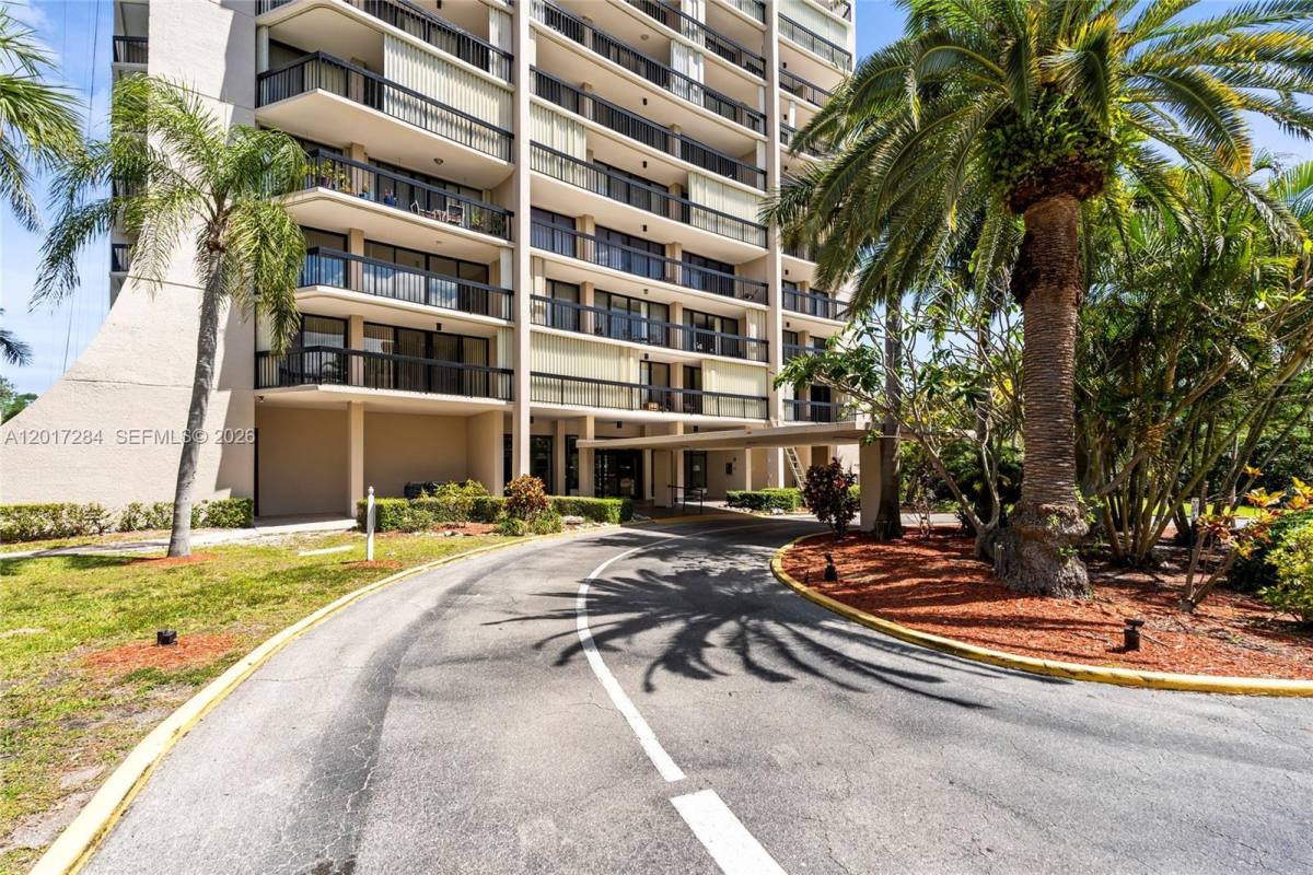 Apartment for rent at 2425 Presidential Way #PH1, West Palm Beach, FL 33401