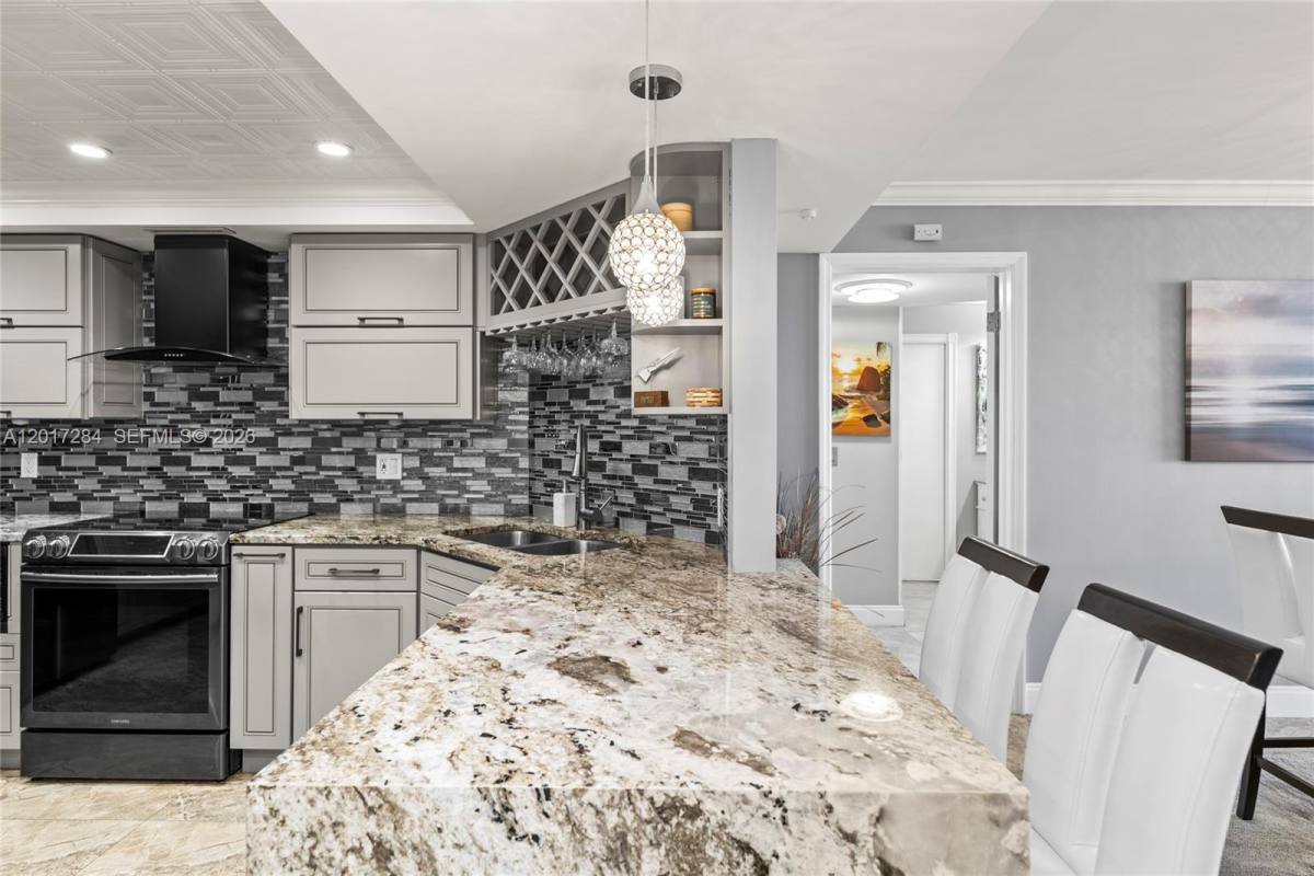 Apartment for rent at 2425 Presidential Way #PH1, West Palm Beach, FL 33401