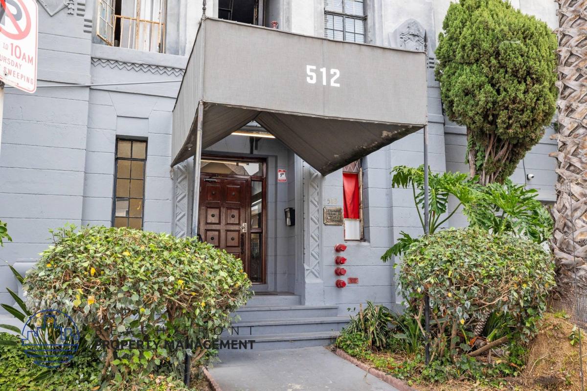 Apartment for rent at 512 South Hobart Boulevard, 512 S Hobart Blvd #305, Los Angeles, CA 90020
