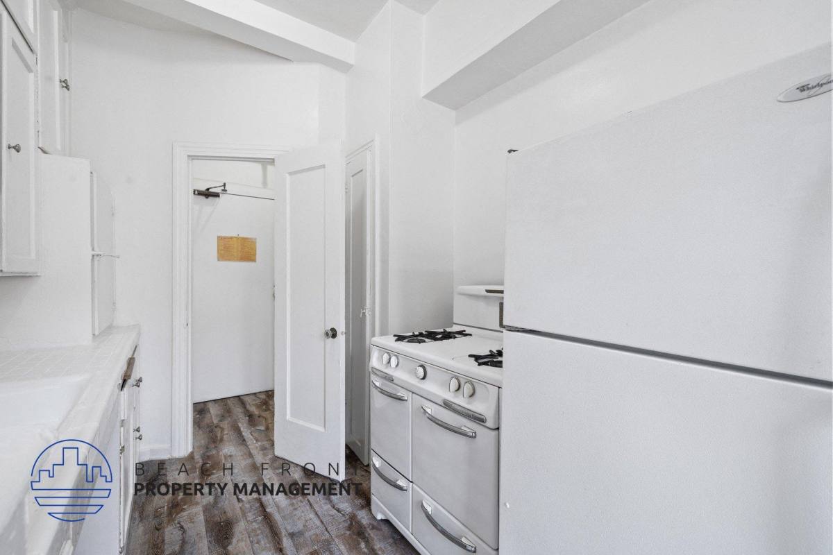 Apartment for rent at 512 South Hobart Boulevard, 512 S Hobart Blvd #305, Los Angeles, CA 90020