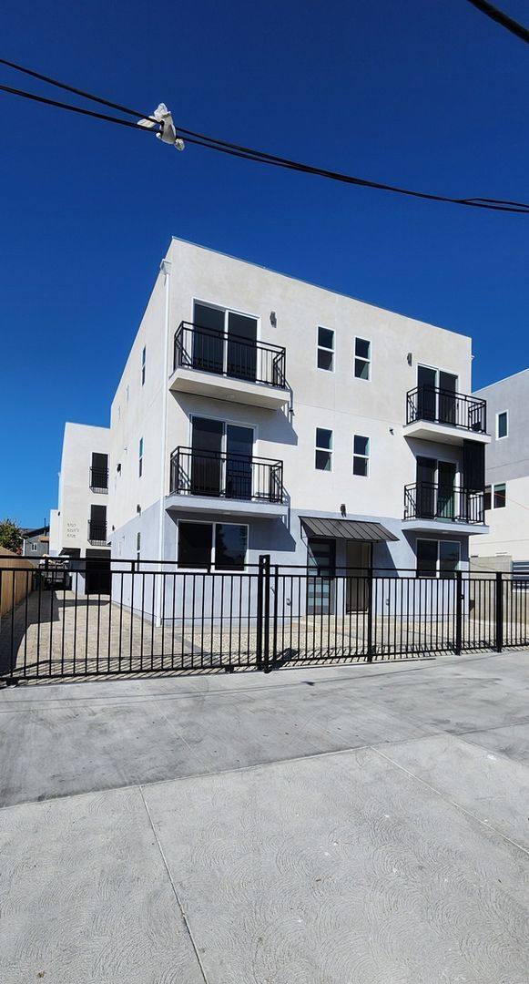 Townhouse for rent at 5729 N Klump Ave, North Hollywood, CA 91601