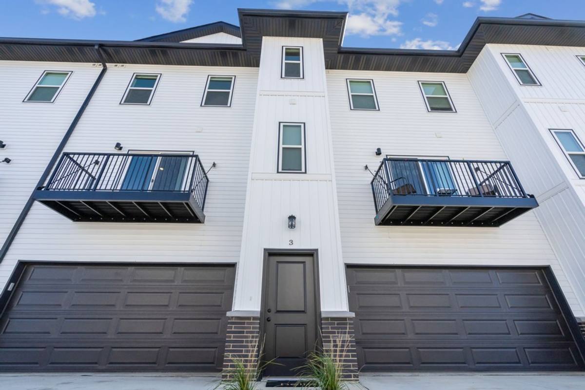 Townhouse for rent at 2539 W 3rd St, Waterloo, IA 50701