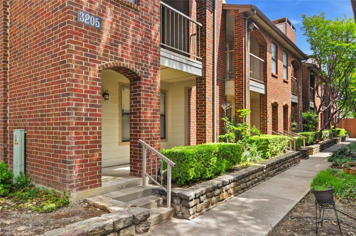 Townhouse for rent at 3205 Donnelly Circle #205, Fort Worth, TX 76107
