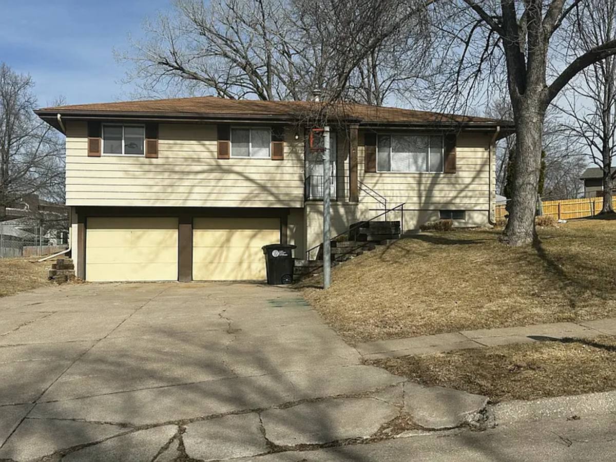 House for rent at 5611 S 113th St, Omaha, NE 68137