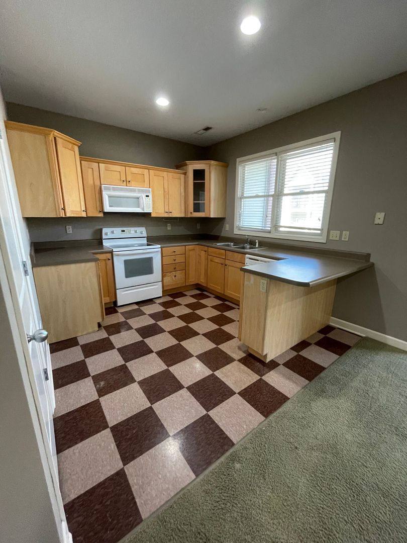 Apartment for rent at 2100 Cherry Hill Dr, Columbia, MO 65203