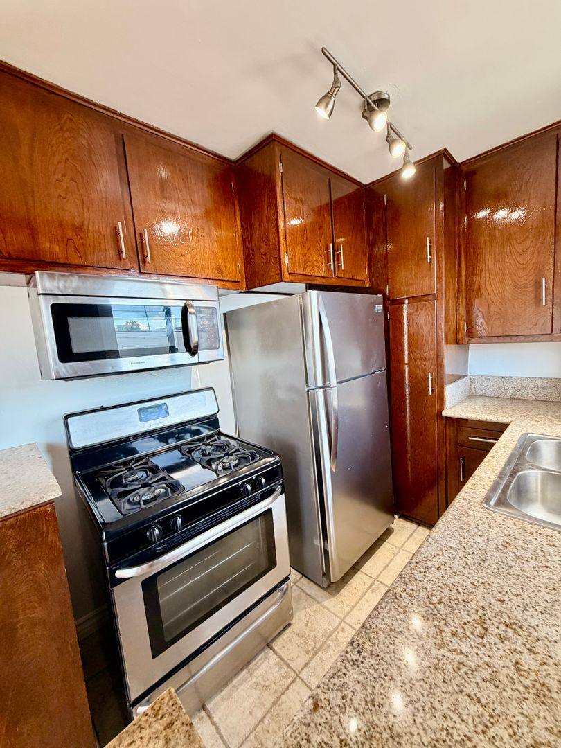 Apartment for rent at 5612 Harold Way, Los Angeles, CA 90028