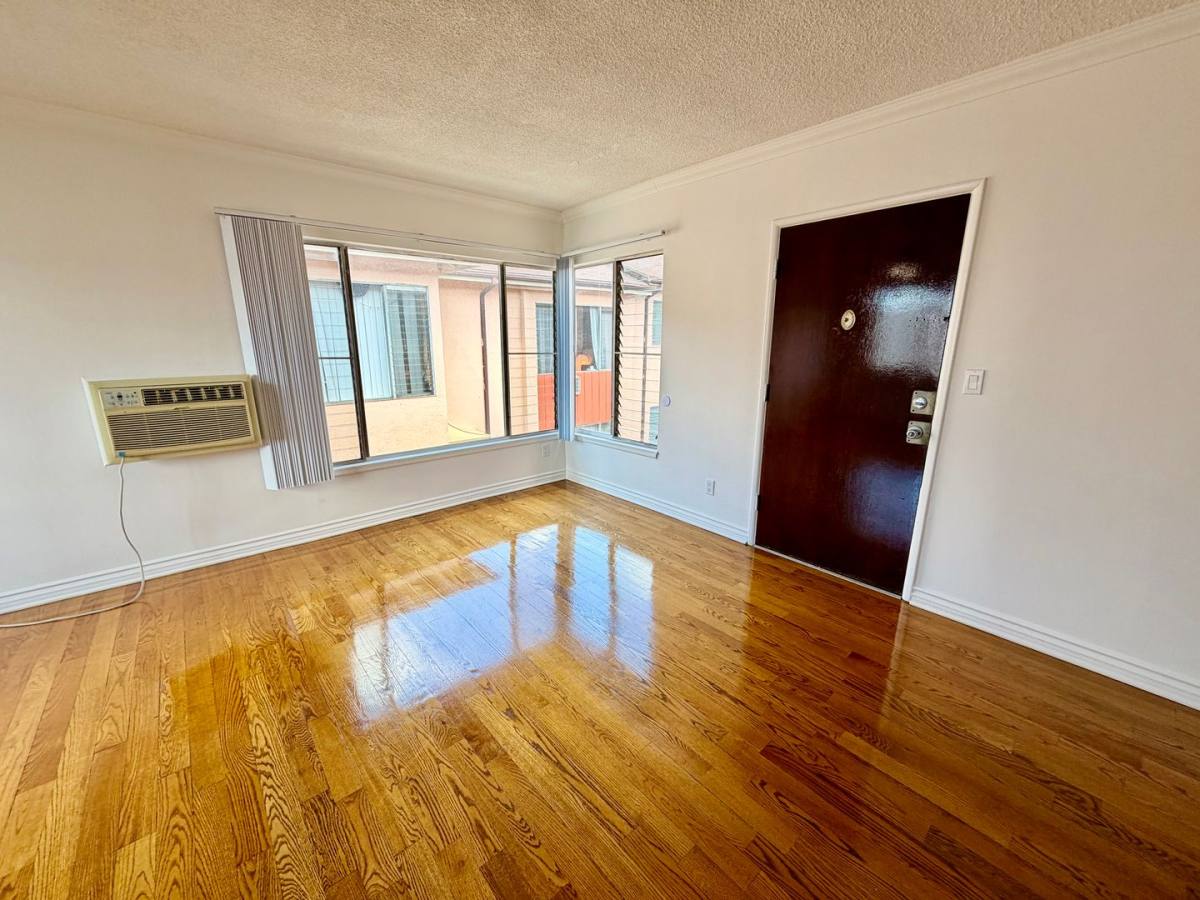 Apartment for rent at 5612 Harold Way, Los Angeles, CA 90028