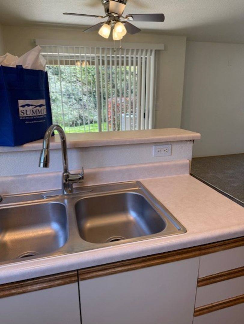 Townhouse for rent at 2511 Edenbower Blvd, Roseburg, OR 97471