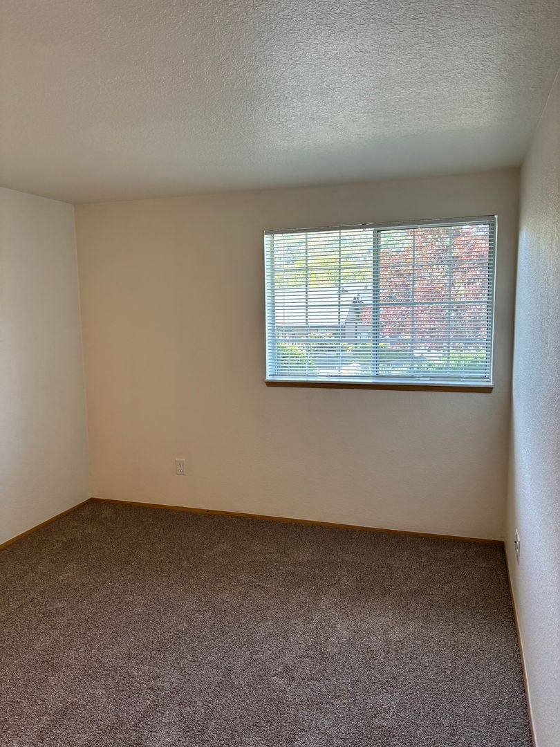 Townhouse for rent at 2511 Edenbower Blvd, Roseburg, OR 97471