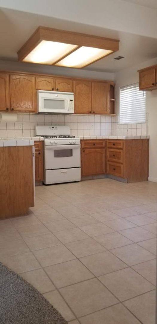 House for rent at 805 Sunset Meadow Lane, Bakersfield, CA 93308