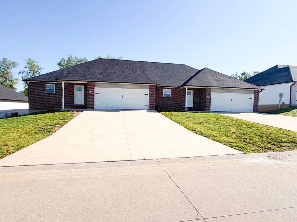 Apartment for rent at 424 426 E Deerwood Dr, Jackson, MO 63755