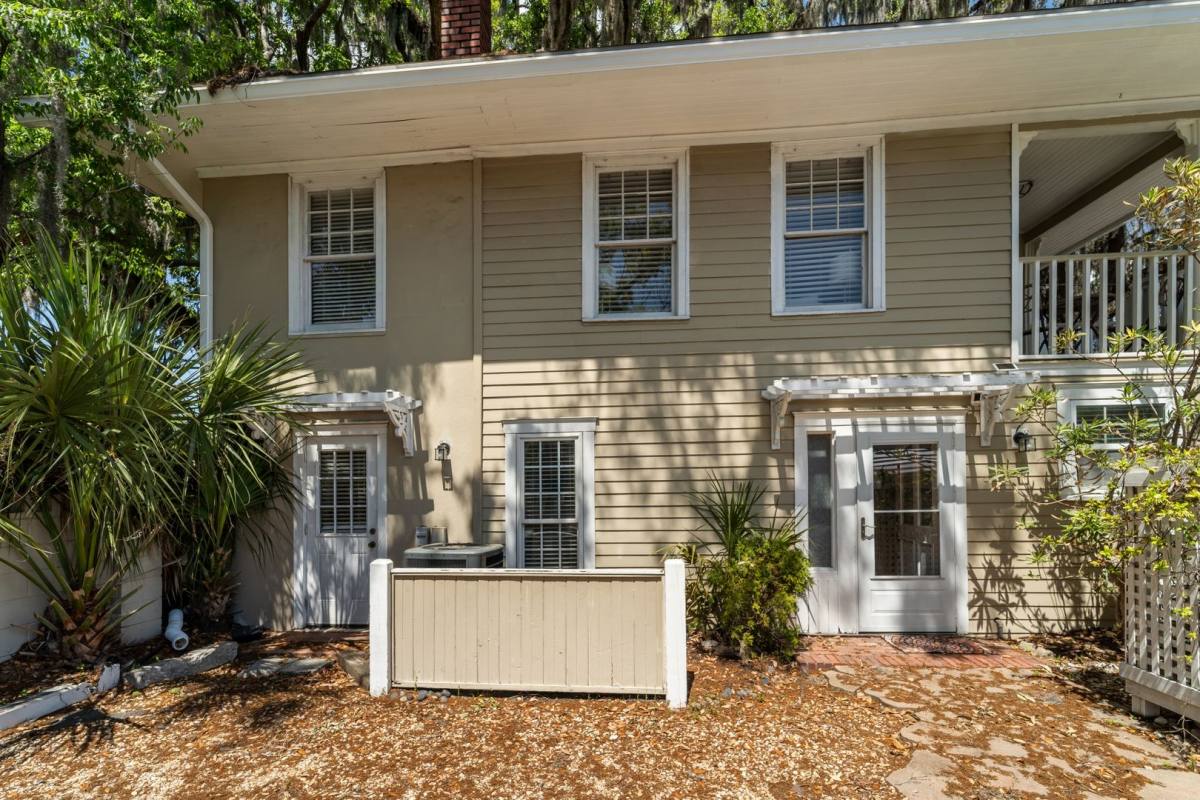 Condo for rent at 1010 E Victory Dr, Savannah, GA 31405
