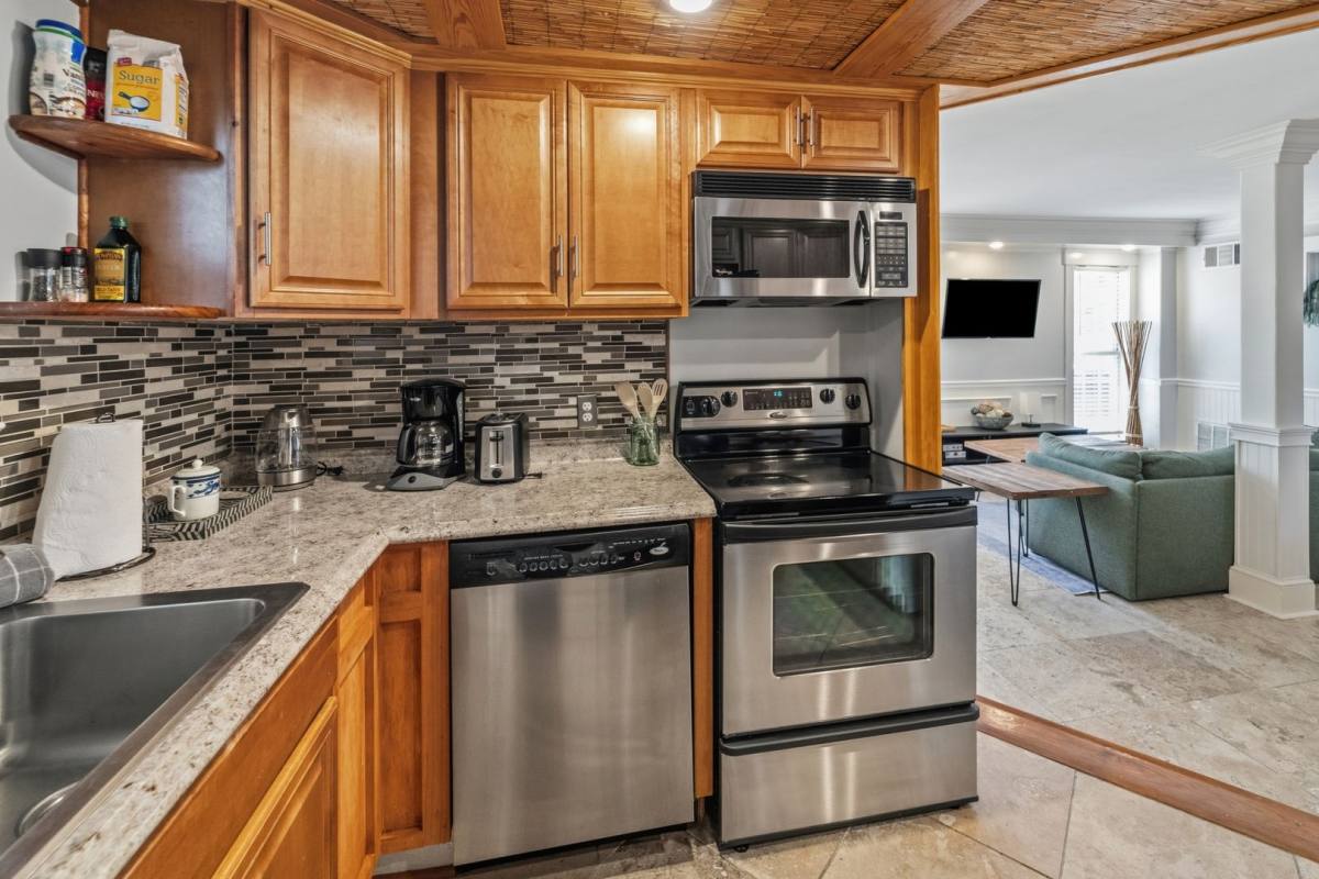 Condo for rent at 1010 E Victory Dr, Savannah, GA 31405