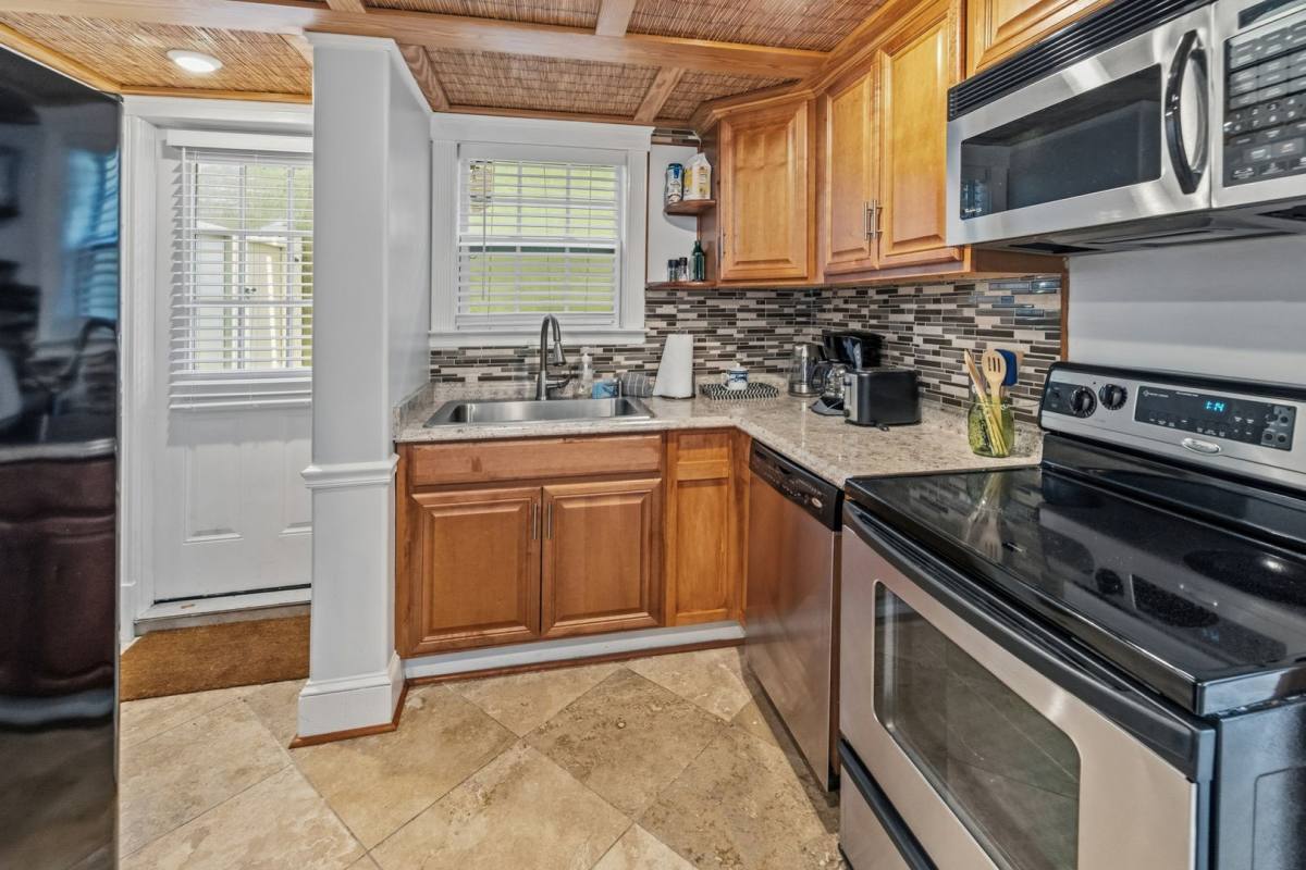 Condo for rent at 1010 E Victory Dr, Savannah, GA 31405
