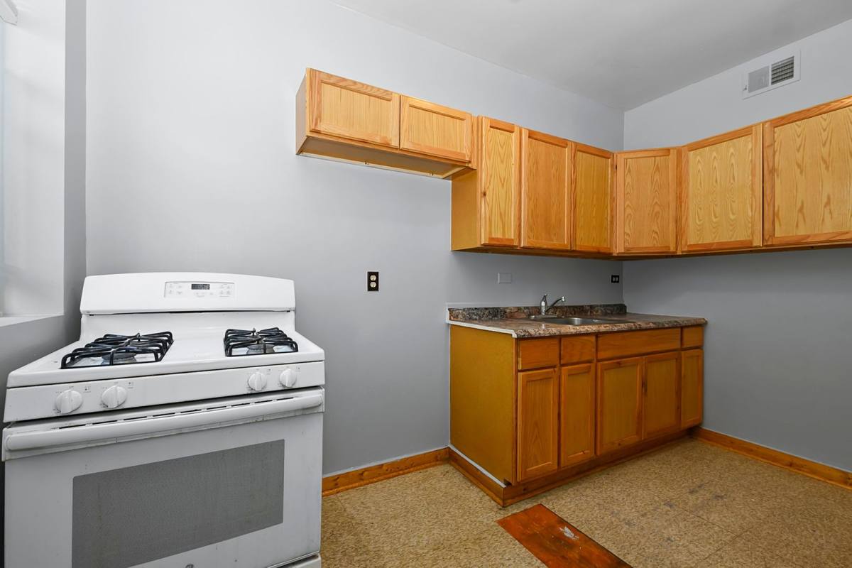 Apartment for rent at 6001-05 S Whipple, Chicago, IL 60629