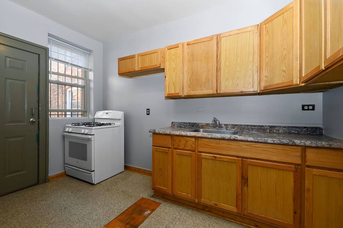Apartment for rent at 6001-05 S Whipple, Chicago, IL 60629