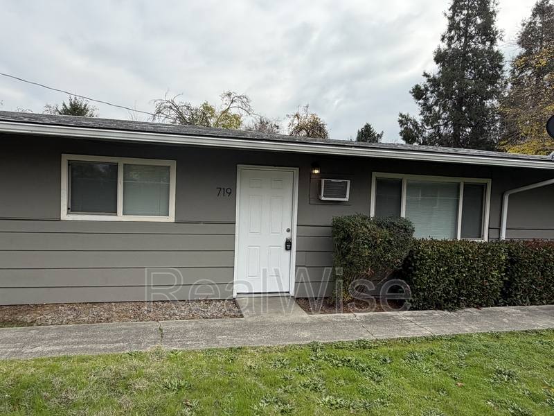 Apartment for rent at 719 SW Bridge St, Grants Pass, OR 97526